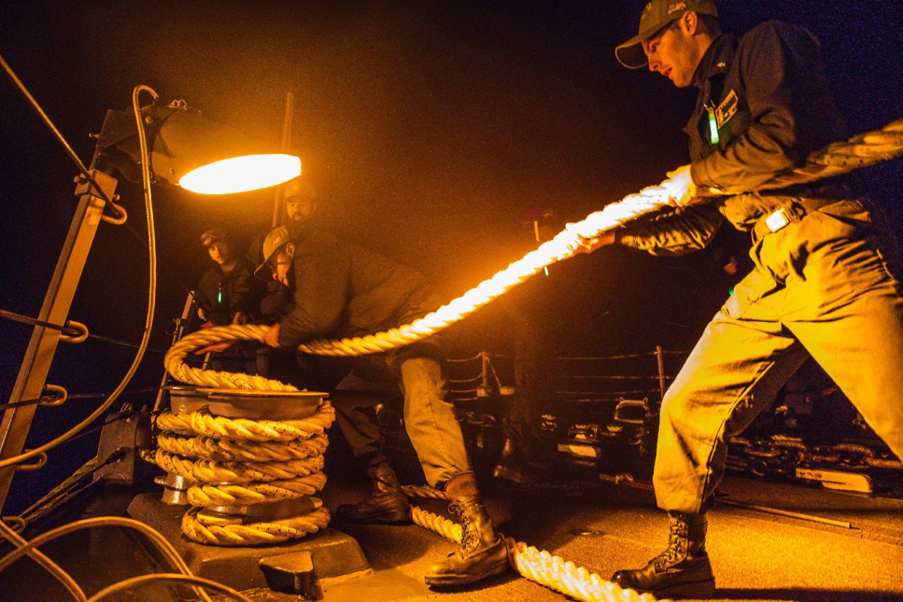 Sailors assigned to the Arleigh Burke-class guided-missile destroyer USS Paul Ignatius (DDG 117) single up a line