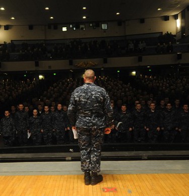 Command Master Chief Glen A. Kline recites The Sailors Creed with more than 1,000 students at the Basic Enlisted Submarine School at Naval Submarine Base New London, Conn.