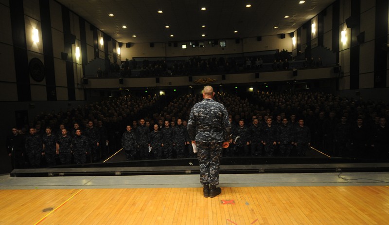 Command Master Chief Glen A. Kline recites the Sailors Creed with more than 1,000 students at the Basic Enlisted Submarine School at Naval Submarine Base New London, Conn.