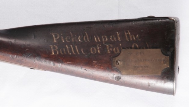 The musket is hand-lettered on the left side of the butt stock in white paint: “Picked up at the / Battle of Fair Oaks.” . A rectangular brass plate stamped “No. 311/CLASS.8.HARPERS FERRY/MUSKET” is also attached to the butt with two screws.