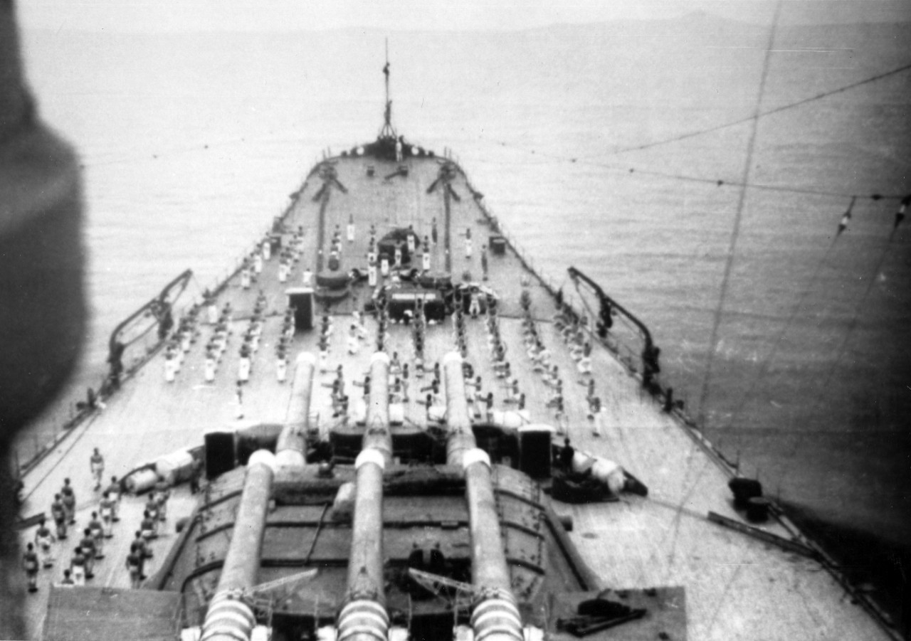 The bow area of Musashi, photographed from the forward superstructure during sea trials in June 1942. The uncluttered deck would be changed during the war following the addition of large numbers of 25mm antiaircraft guns. 