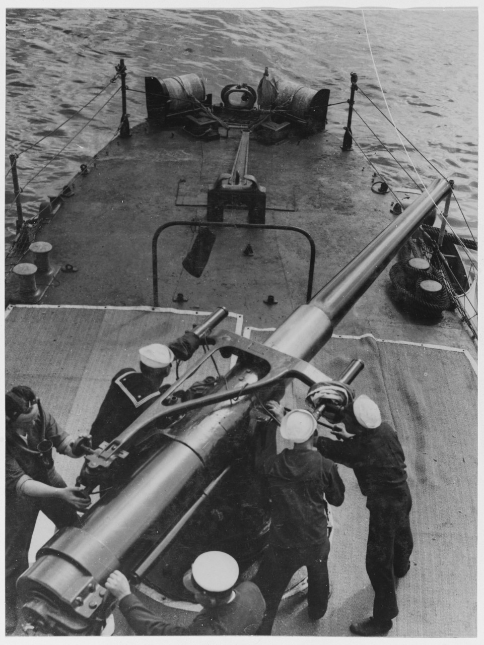 American sailors at gun drill on Destroyer. 4"/50