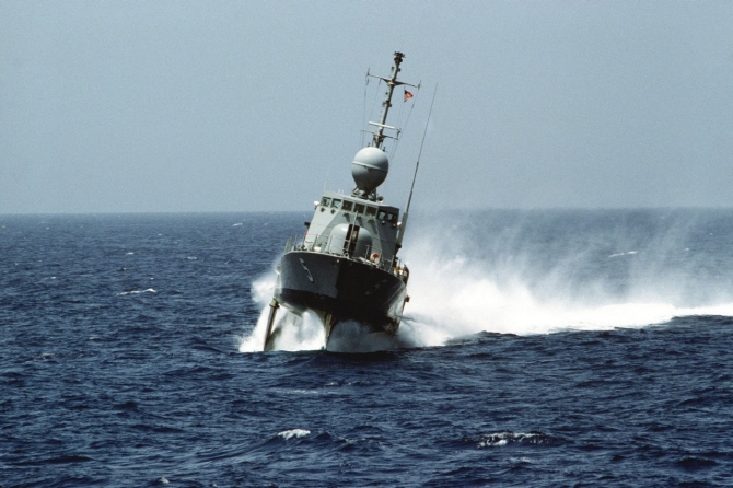 Aries making a foil-borne high speed turn during operation UNITAS XXVI 1985. (U.S. Navy Photograph DN-ST-85-08191).