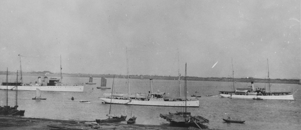 Some of the ships of the Yangtze River Patrol at Hankow during the 1920s, with several local junks and sampans also present. The ships are (from left to right): Isabel; Villalobos (PG-42); and Elcano (PG-38). (Naval History and Heritage Command P...