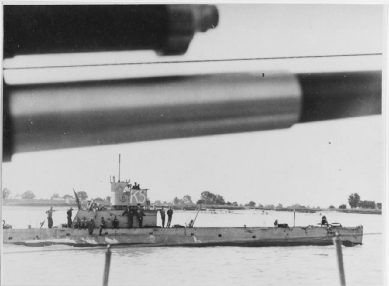 K-5 underway on the Mississippi River, 1919, with crewmen relaxing on deck. Photographed from an escorting Navy ship. (Naval History and Heritage Command Photograph NH 52386)
