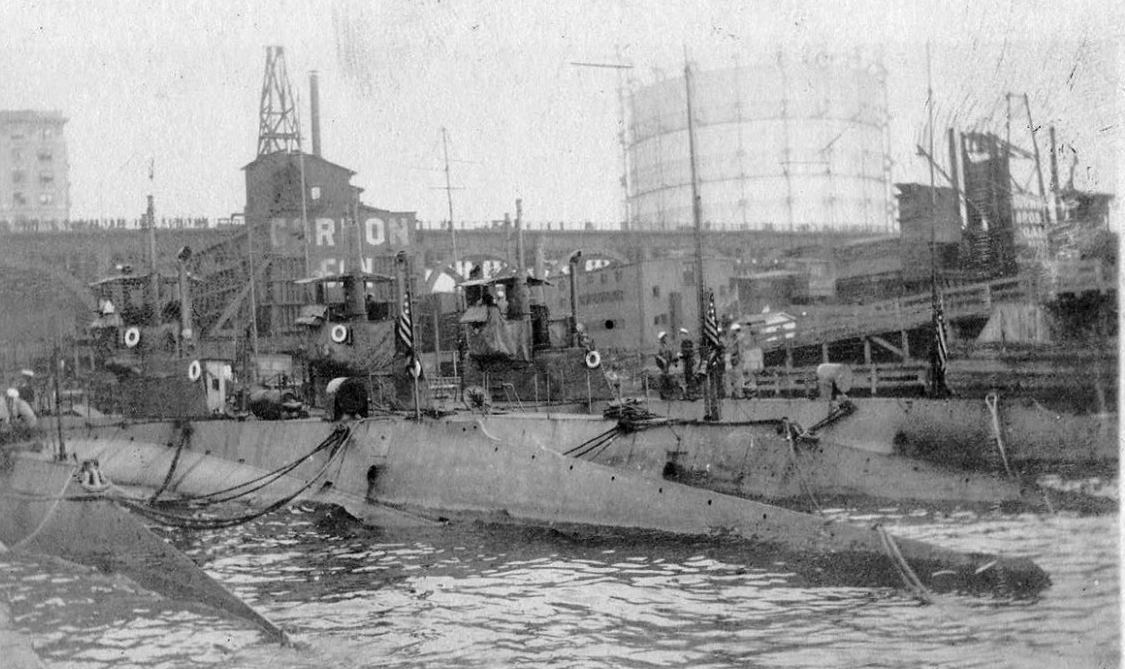 K-6, K-2 (Submarine No. 33), K-5 (Submarine No. 36), and K-1 (Submarine No. 32) at the 135th Street Pier, New York, N.Y., 1915. (Naval History and Heritage Command NH 2014.55.01)