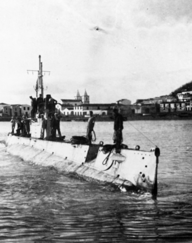 K-6 coming alongside Margaret at Horta, Fayal, Azores, in December 1917. (Photographed by Raymond D. Borden, Naval History and Heritage Command Photograph NH 52391)