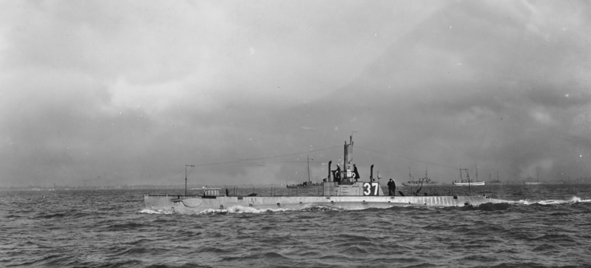 K-6 underway in Hampton Roads, Va., on 13 December 1916, with her sister, K-5 visible in the distance, beyond K-6's bow. (Naval History and Heritage Command Photograph NH 2904)