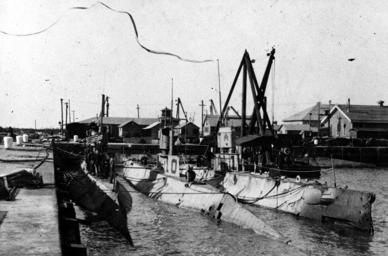 L-4, L-10, and L-1 (left to right), Philadelphia Navy Yard, soon after their 1 February 1919 return from European waters. Note what appears to be a very long homeward bound pennant streaming from L-1's periscope. (Naval History and Heritage Comma...