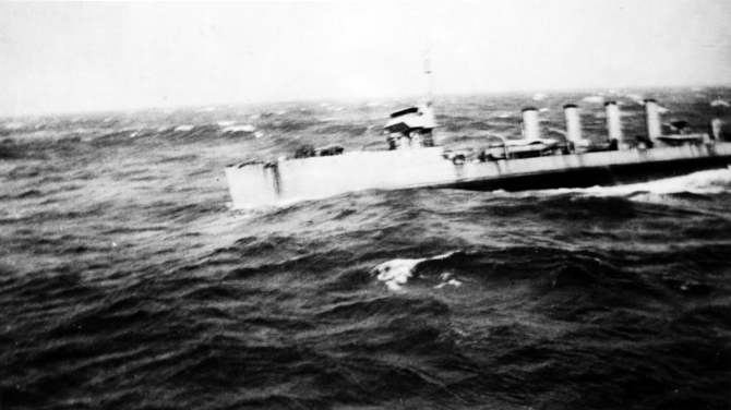 McCall approaches Maumee (Fuel Ship No. 14) to refuel in an Atlantic gale, 22 September 1917. (Naval History and Heritage Command Photograph NH 93096).