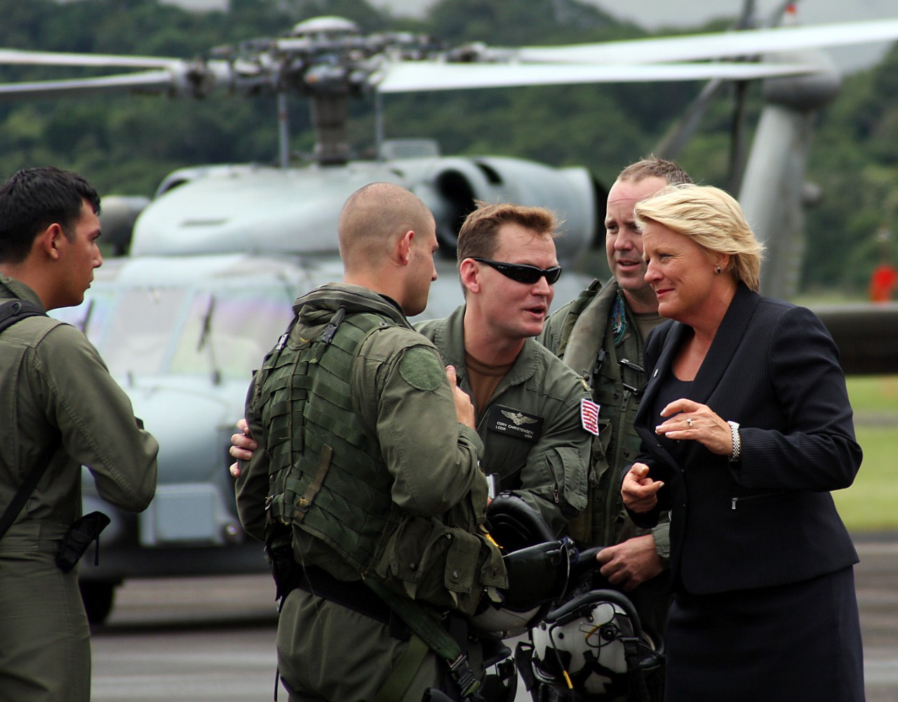United States Ambassador to Panama Barbara Stephenson (right) and Lt. Cmdr. Cory Christensen (left), from the Office of Defense Cooperation at the U.S. Embassy at Panama, greet the aircrew of Samuel B. Roberts’ embarked SH-60B Seahawk of HSL-60 D...