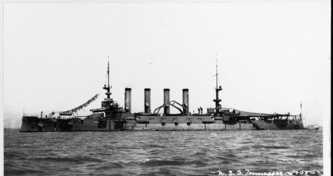 Tennessee rides at anchor in 1909, soon after the adoption of all-gray paint for U.S. Navy ships. Note that the ship retains her bow ornament. (U.S. Navy Photograph NH 86813, Donation of destroyer Parsons (DD-949), Photographic Section, Naval History and Heritage Command)