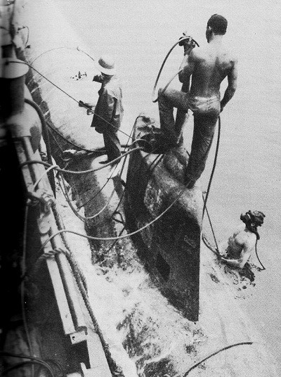 Image of Ortolan raises two-man submarine.