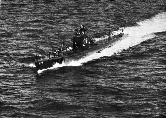 USS Perch (SS 176) running on the surface.