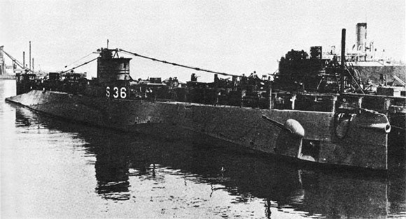 S-36 (SS 141) at dockside