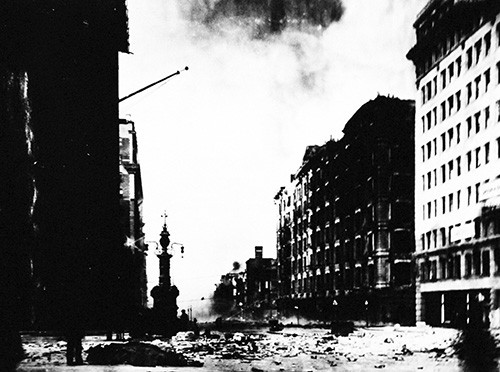 92-ER-1: Looking down Market Street from Third Street showing the approach of the fire following the 1906 San Francisco Earthquake. Records of the Quartermaster General photograph, now in the collections of the National Archives.