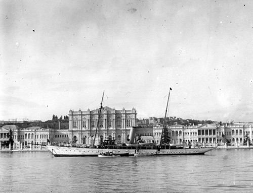 NH 108722:  USS Scorpion (PY-3), before Sultan’s Palace in Constantinople, Turkey.   NHHC Photograph Collection. 