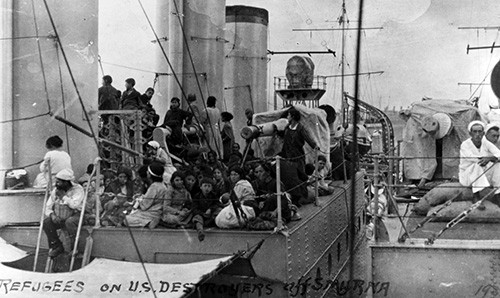 NH 85298:   Refugees on board USS Edsall (DD-219) during the evacuation of Smyrna after its capture by the Turkish Army.  NHHC Photograph Collection.     