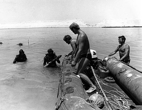 Royal Navy EOD divers from the Fleet Clearance Diving Team remove ordnance discovered in the shallow areas of the Suez Canal.   Royal Navy Photograph.   NHHC Photograph Collection, Navy Subject Files. 