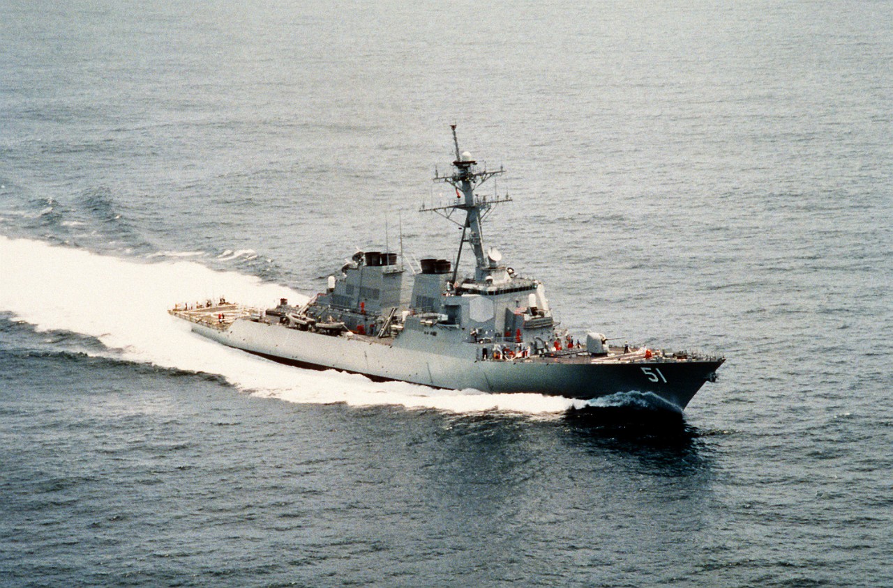 330-CFD-DN-SC-92-01472:   USS Arleigh Burke (DDG-51), 1991.   Starboard bow view of the guided-missile destroyer underway off the Virginia Capes, Atlantic Ocean, July 19, 1991.   Photographed by PHAN Vann.   Official U.S. Navy Photograph, now in the collections of the National Archives.
