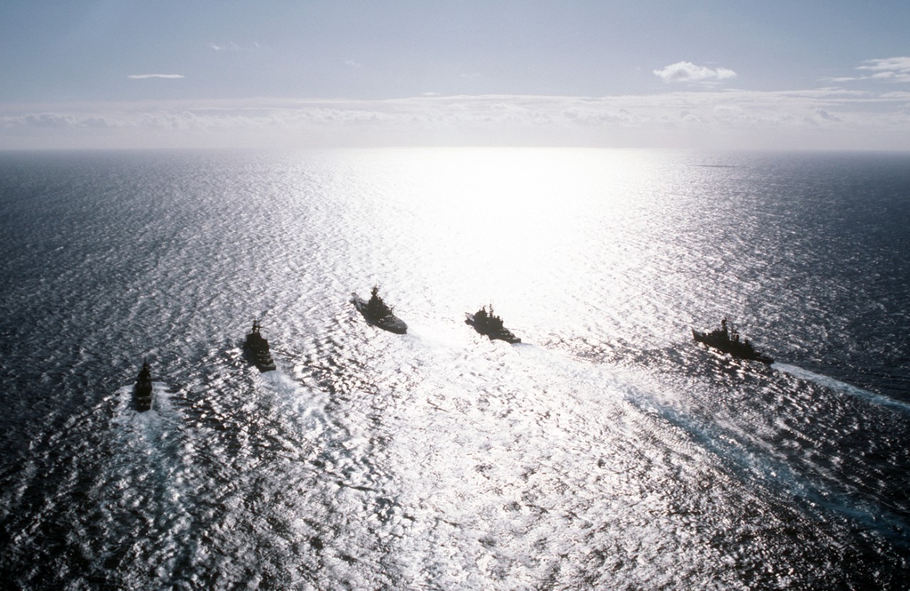 330-CFD-DN-ST-88-00264: USS Iowa (BB-61) and Battle Group in formation, 1987.     Ships left to right:  USS Paul (FF-1080);