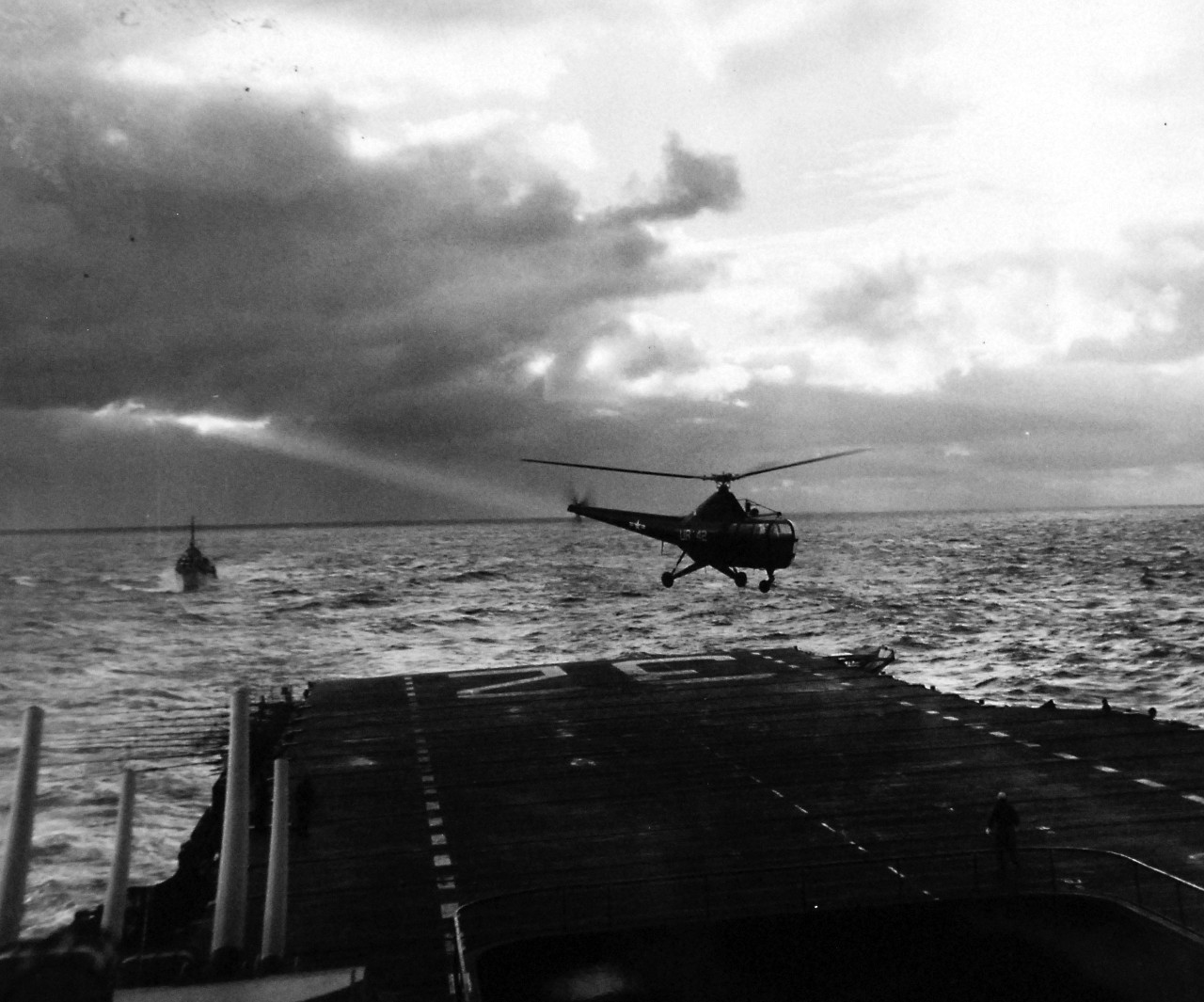 80-G-405967: USS Leyte (CV-32),  November 1948.    Helicopter HO3S-1 (Bu# 122718) of USS Kearsarge (CV-33) coming onboard for guard mail, November 1948.    Official U.S. Navy photograph, now in the collections of the National Archives.  (2017/02/07).
