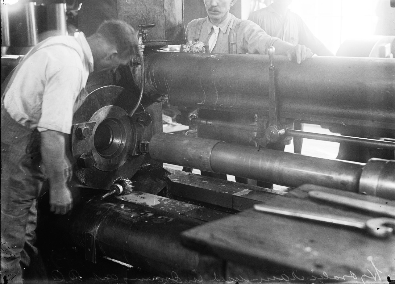 LC-DIG-HEC-10060:  U.S. Naval Gun Factory, Washington Navy Yard, 1917.  Hydraulic ram.  Photographed by Harris & Ewing, 1917.  Courtesy of the Library of Congress. 