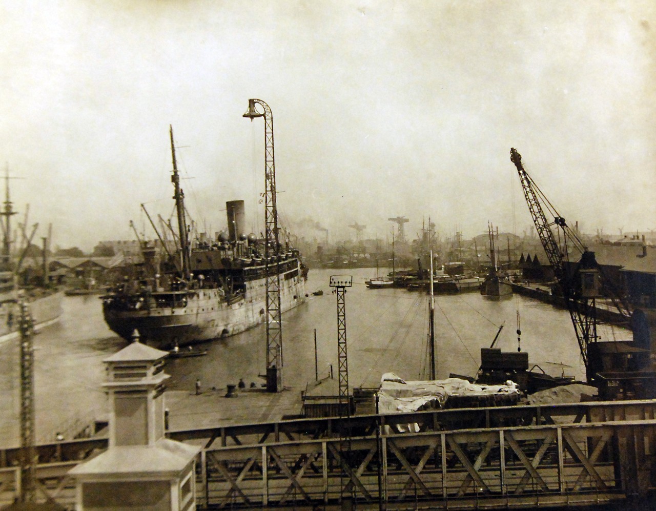 <p>Lot-8310-2: View of docks and harbor at St. Nazaire, Base Section No.1, St. Nazaire, France, May 31, 1918.&nbsp;</p>
