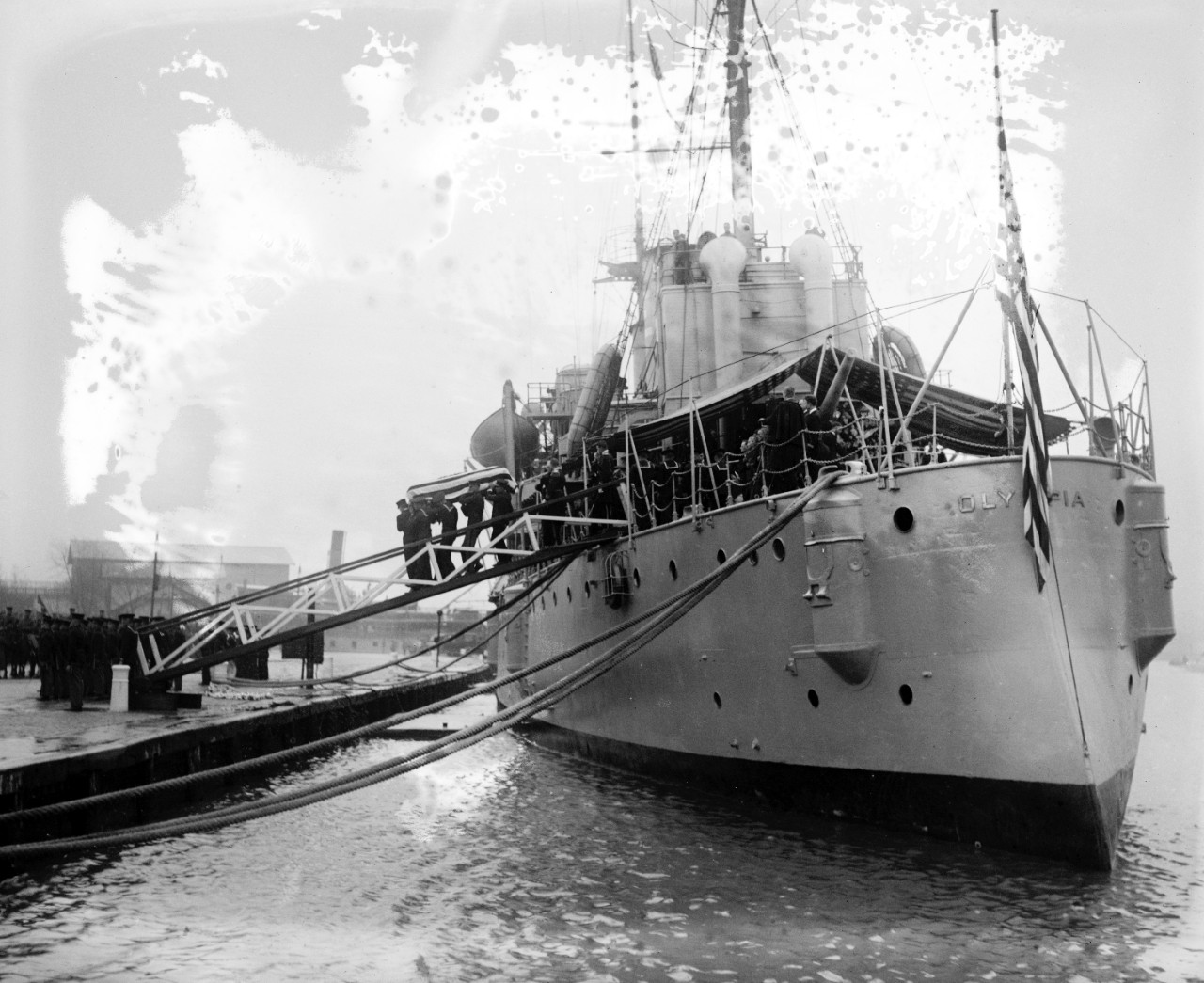 <p>LC-DIG-npcc-05391: USS Olympia (Cruiser #6), arrival of body of The Unknown Soldier, at the Washington Navy Yard, November 9, 1921.&nbsp;</p>
