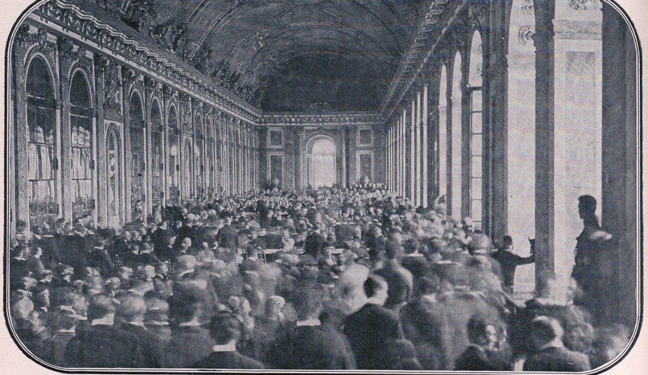 <p>LC-DIG-ppmsca-07634: Dignitaries gathered in the Hall of Mirrors at Versailles to sign the peace treaty ending World War I, June 28, 1919.&nbsp;</p>
