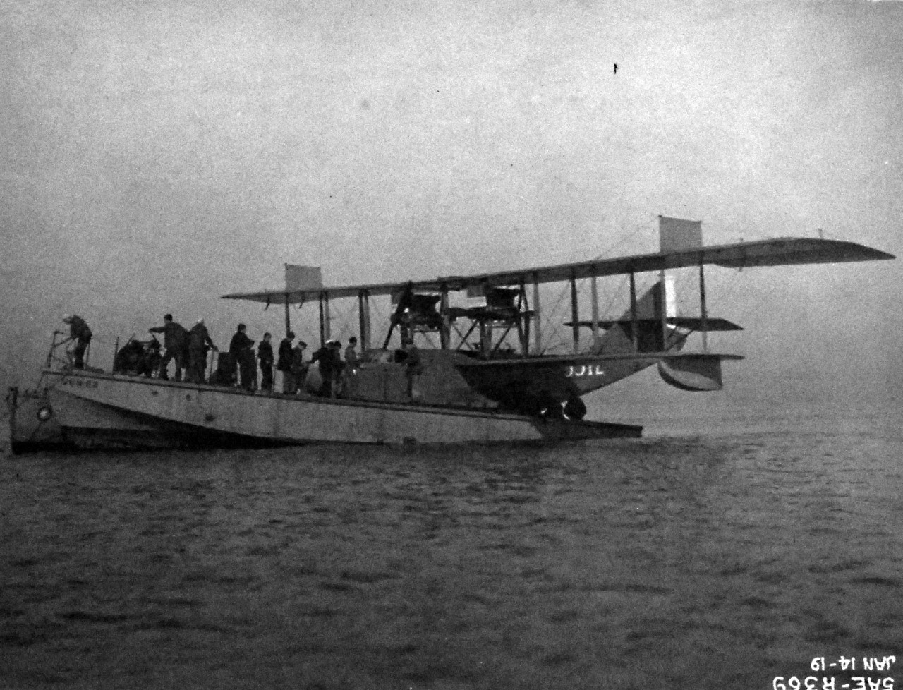 <p>80-G-1013: H-16 (Bu# 3512) on seaplane lighter, January 1919.&nbsp;</p>

