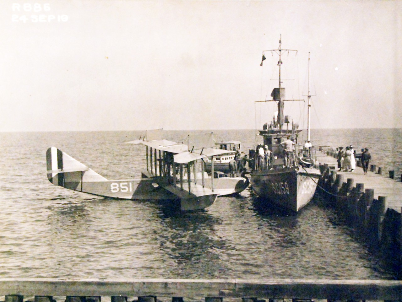 <p>80-G-1033:&nbsp;&nbsp;&nbsp; H-16 (Bu# 851) alongside submarine chaser USS&nbsp;<i>SC 159</i>, November 24, &nbsp;1919.</p>

