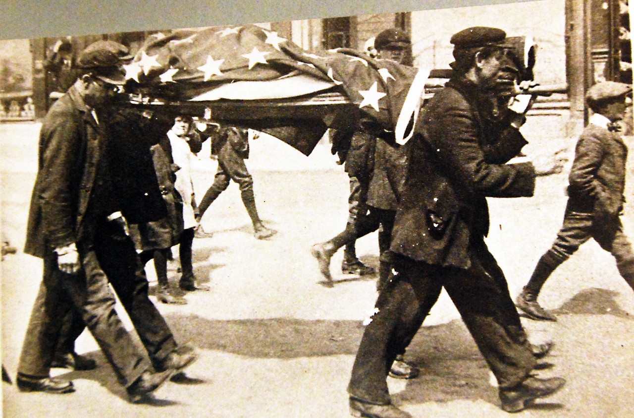 <p>LC-USZ62-118926:&nbsp;&nbsp; RMS Lusitania,
American victims being carried away on a stretcher covered by flag” May 24,
1915.&nbsp;&nbsp;<u></u></p>

