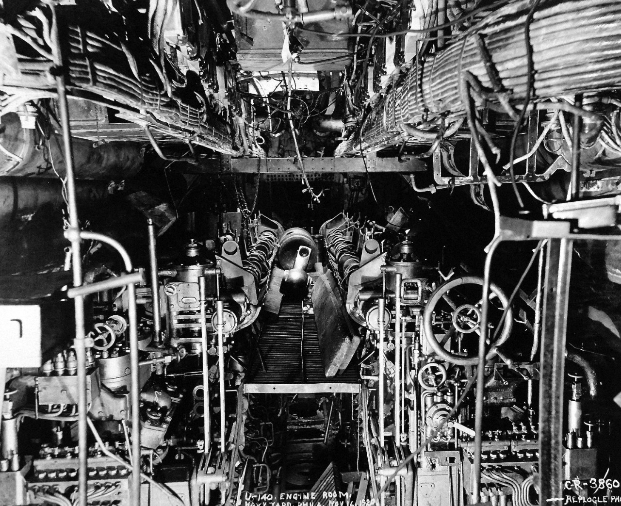 <p>19-N-3860: German submarine, U-140, engine room, while at Philadelphia Navy Yard, Philadelphia, Pennsylvania, November 16, 1920.&nbsp;</p>
