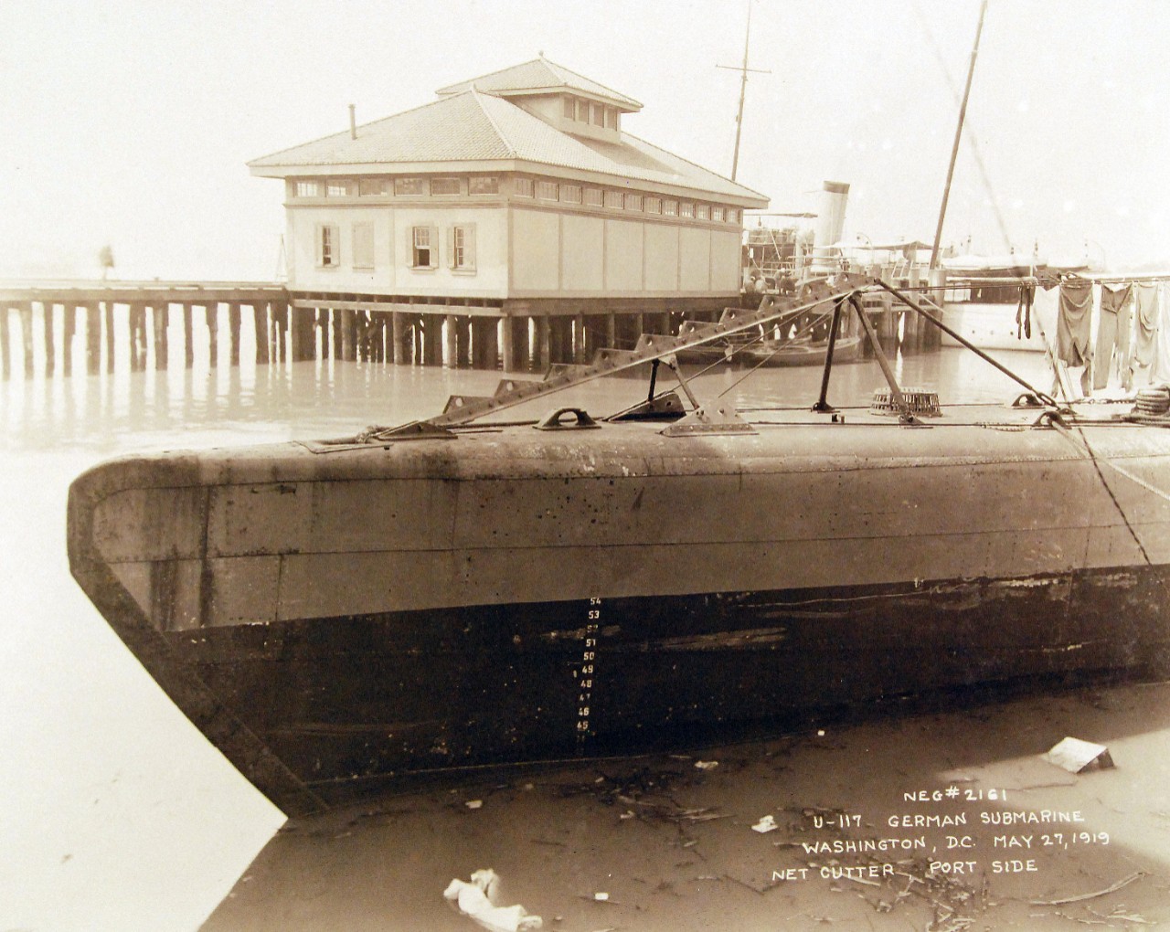 <p>19-N-2161: German submarine, U-117, showing net cutter, port side, May 27, 1919.&nbsp;</p>
