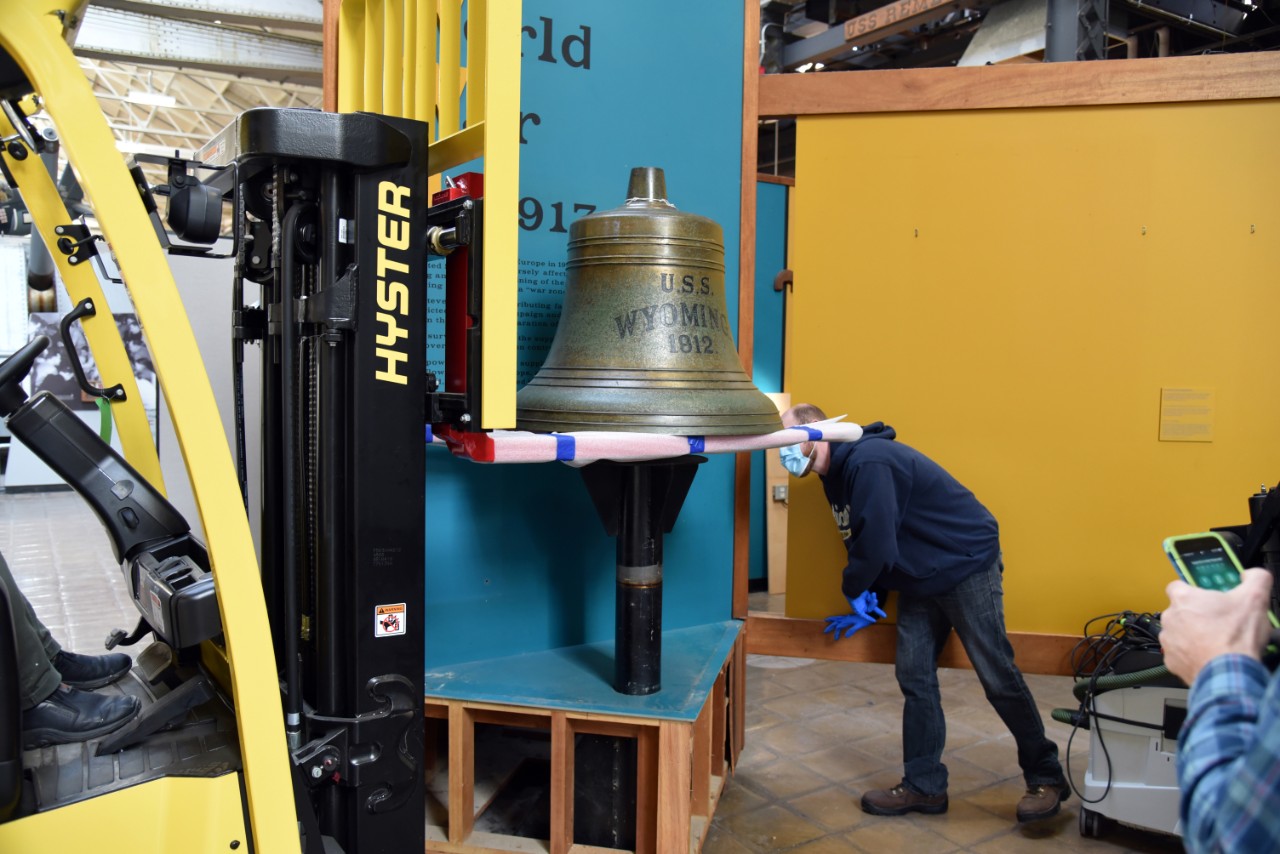 NMUSN-5132: USS Wyoming (BB-32), Ship’s Bell, December 2022. National Museum of the U.S. Navy Collection’s Manager Wesley Schwenk reviews the bell before being removed by forklift from display base. Official U.S. National Museum of the U.S. Navy ...