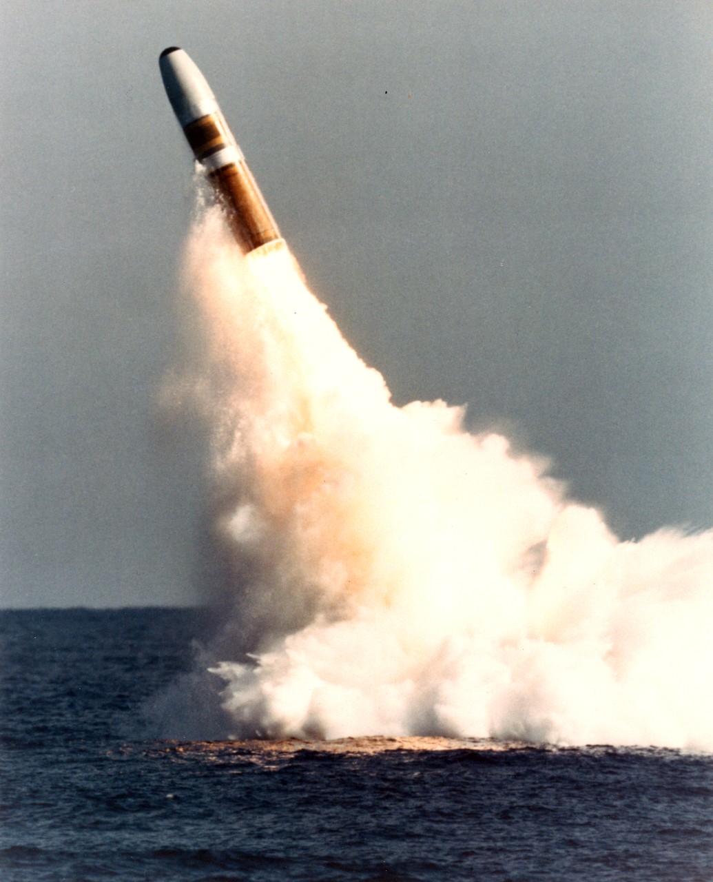 L55-19-06-02: Trident 1, C-4. The missile breaks the surface while being launched.