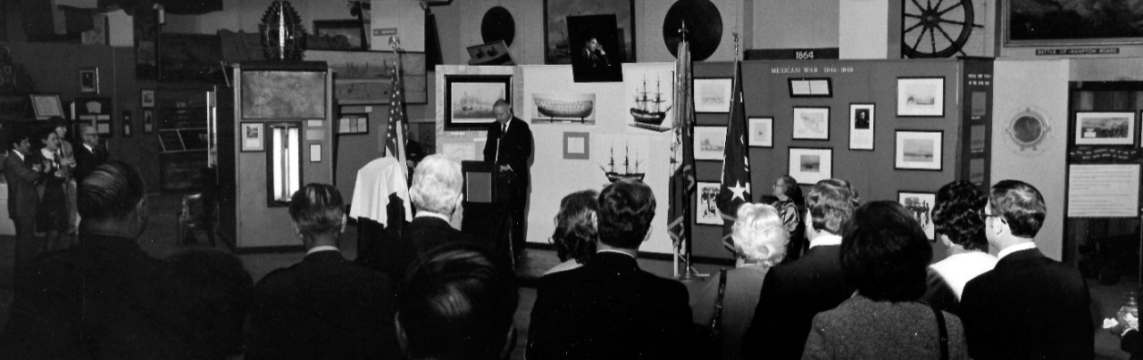 <p class="MsoNormal">NMUSN-134:&nbsp;&nbsp;
Presentation of HMS Intrepid Silver Tray, April 1975.&nbsp;&nbsp; Secretary of the Navy J. William Middendorf
is giving remarks.&nbsp;&nbsp; Shown:&nbsp; Guests attend the presentation at the Navy
Memorial Museum, April 18, 1975.&nbsp;&nbsp;&nbsp;
National Museum of the U.S. Navy Photograph Collection.&nbsp;&nbsp;</p>
