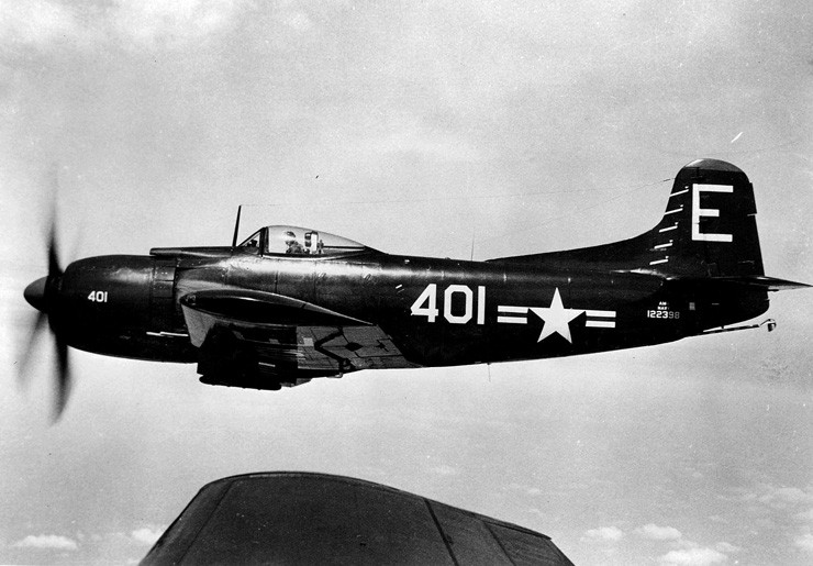 Photo showing side view of an AM-1 Mauler aircraft in flight