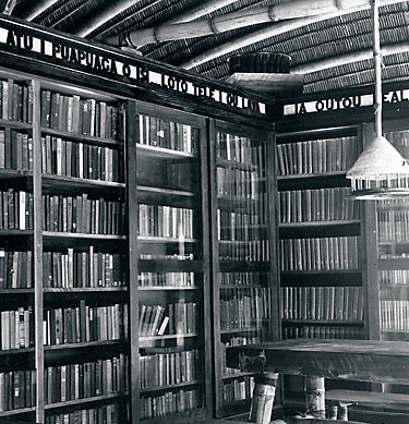 a corner of the Somoa Library showing books in shelves
