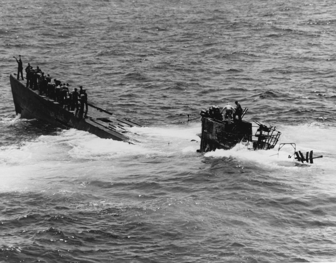 4 June 1944. U.S. Navy salvage crew working to save U-505, shortly after she was abandoned by her German crew. Photographed from USS Guadalcanal (CVE-60). (80-G-324313)