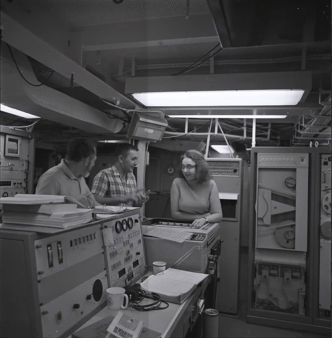 <p>Marie Tharp conversing with Marty Weiss and Al Ballard on USNS <i>Kane </i>(T-AGS-27)&nbsp;in the summer of 1968.&nbsp;</p>