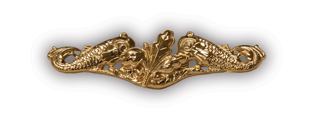 golden pin with two fish flanking three oak leaves with acorns.
