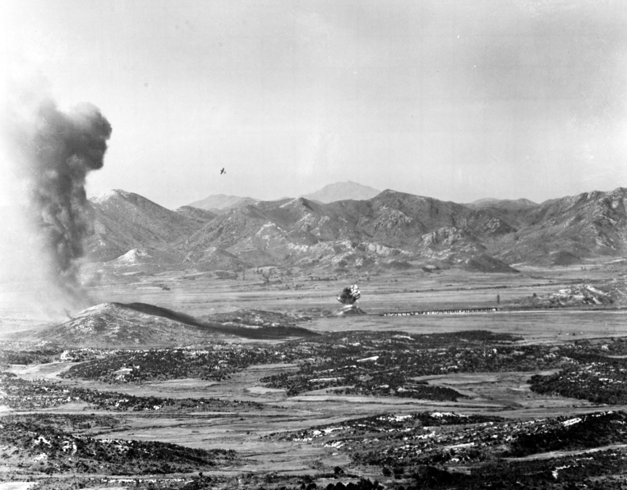 <p>Photo #: 80-G-447567 Korean War Close Air Support</p>
