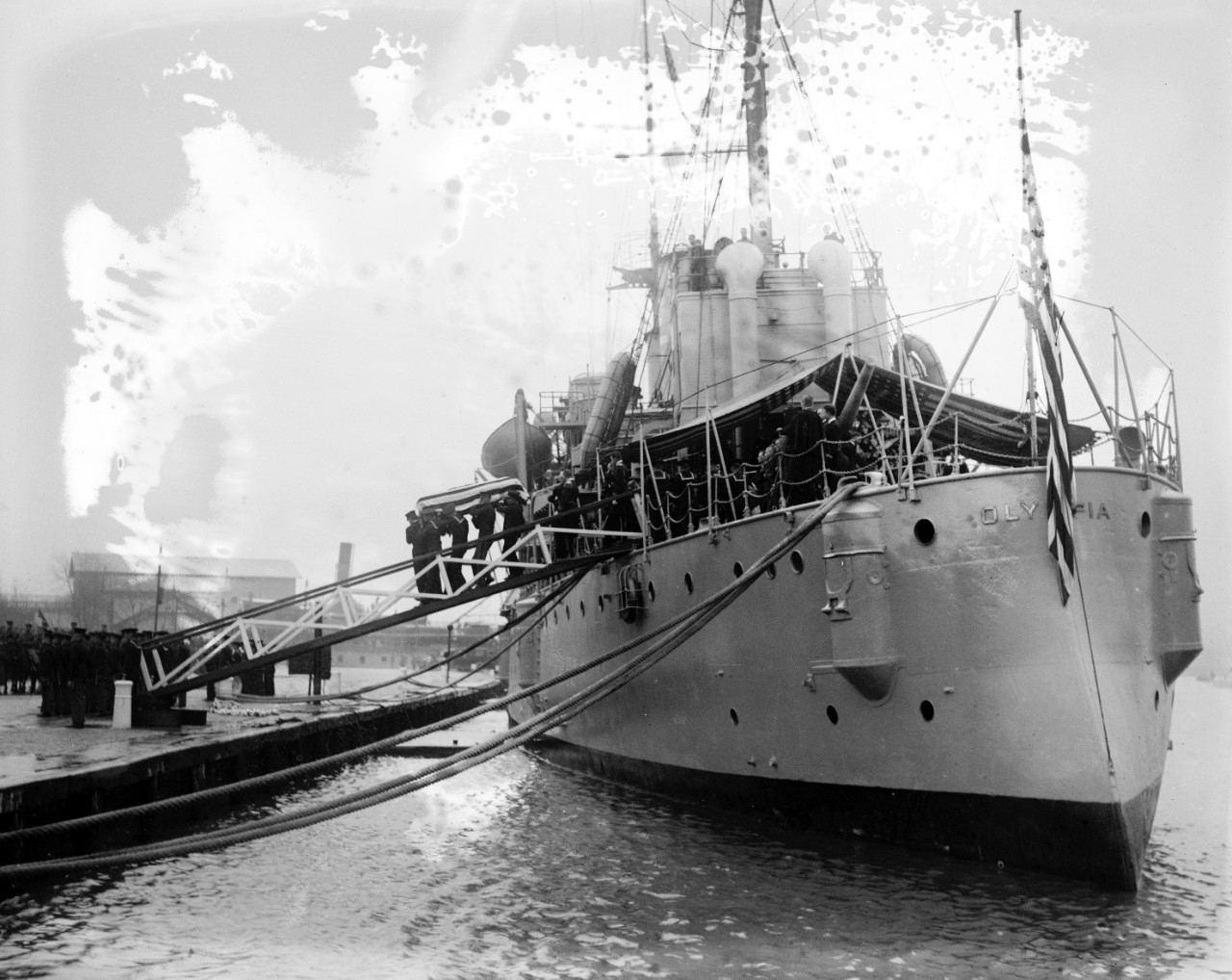 <p>LC-DIG-npcc-05391: USS Olympia (Cruiser #6), arrival of body of The Unknown Soldier, at the Washington Navy Yard, November 9, 1921.&nbsp;</p>
