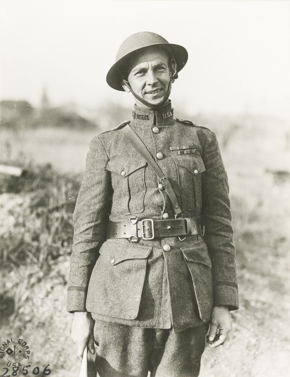 111-SC-28506: Lieutenant R. Savin, U.S. Navy Railway Battery, Thierville, Muese, France. Photographed by Sergeant First Class Morris Fineberg, SC, released October 29, 1918.