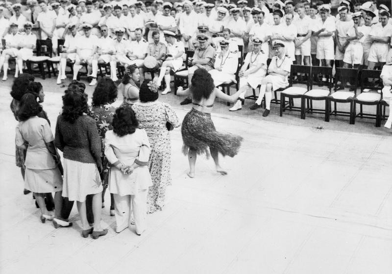 <p>HMS&nbsp;<i>Victorious</i> crew members are entertained with a hula demonstration, Pearl Harbor, circa March/May 1943&nbsp;</p>