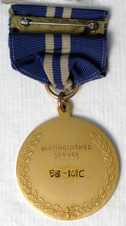 <p>Reverse of NACA Distinguished Service showing pin and clasp brooch</p>
