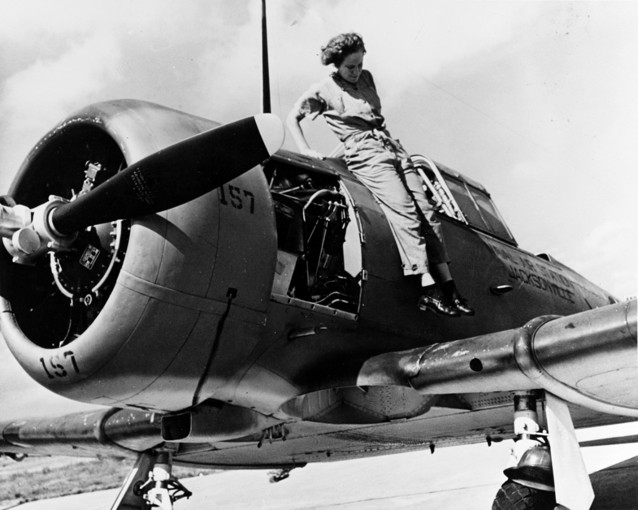 Photo #: 80-G-43590  Aviation Machinist's Mate Mary Arnold, USNR(W)
