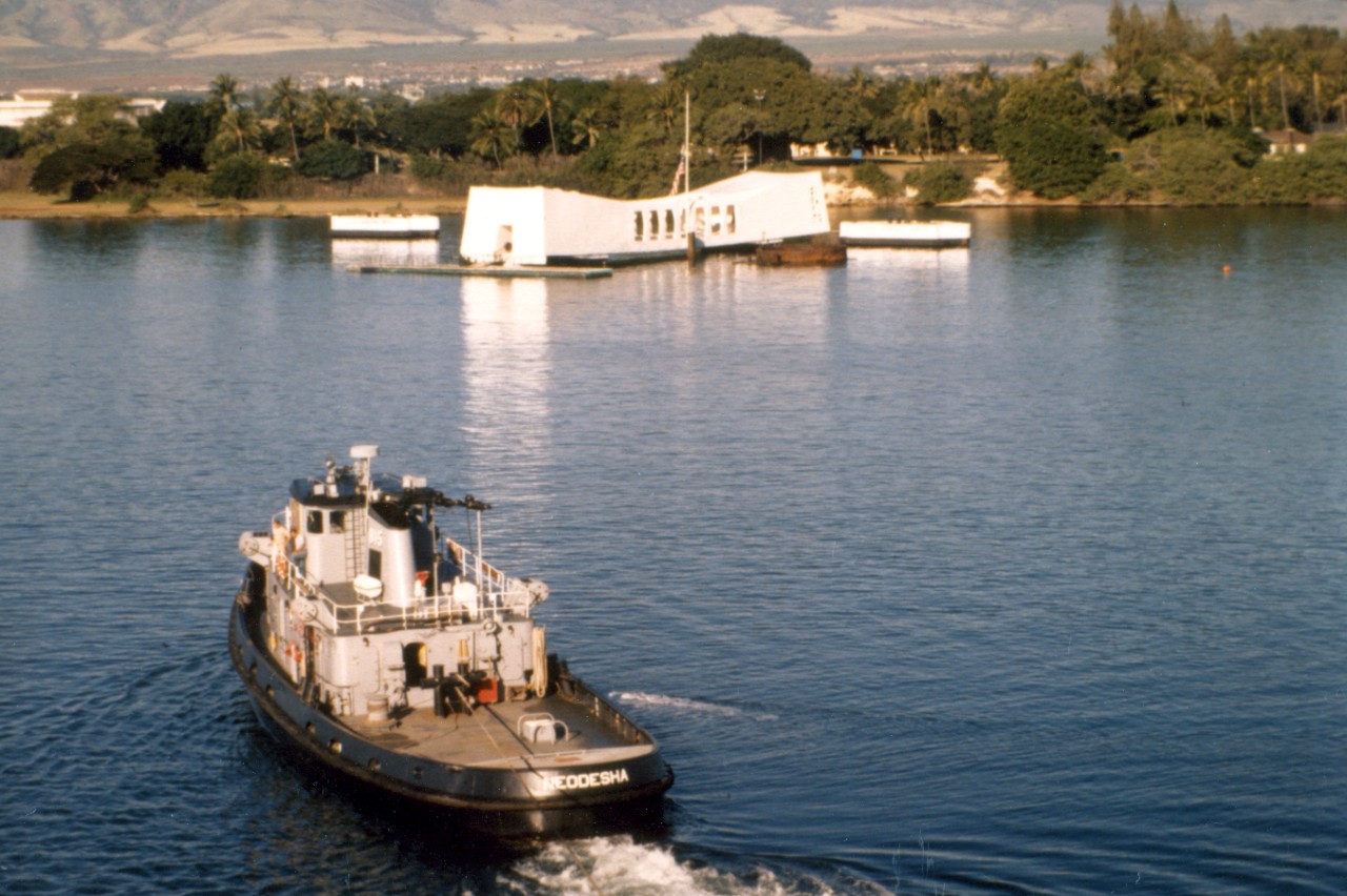 Large Harbor Tug Neodesha (YTB-815) approaches the USS Arizona (BB-39) Memorial